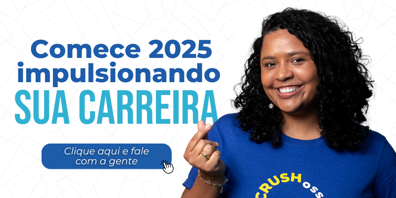 mulher negra com camisa azul olhando pra frente com fundo branco