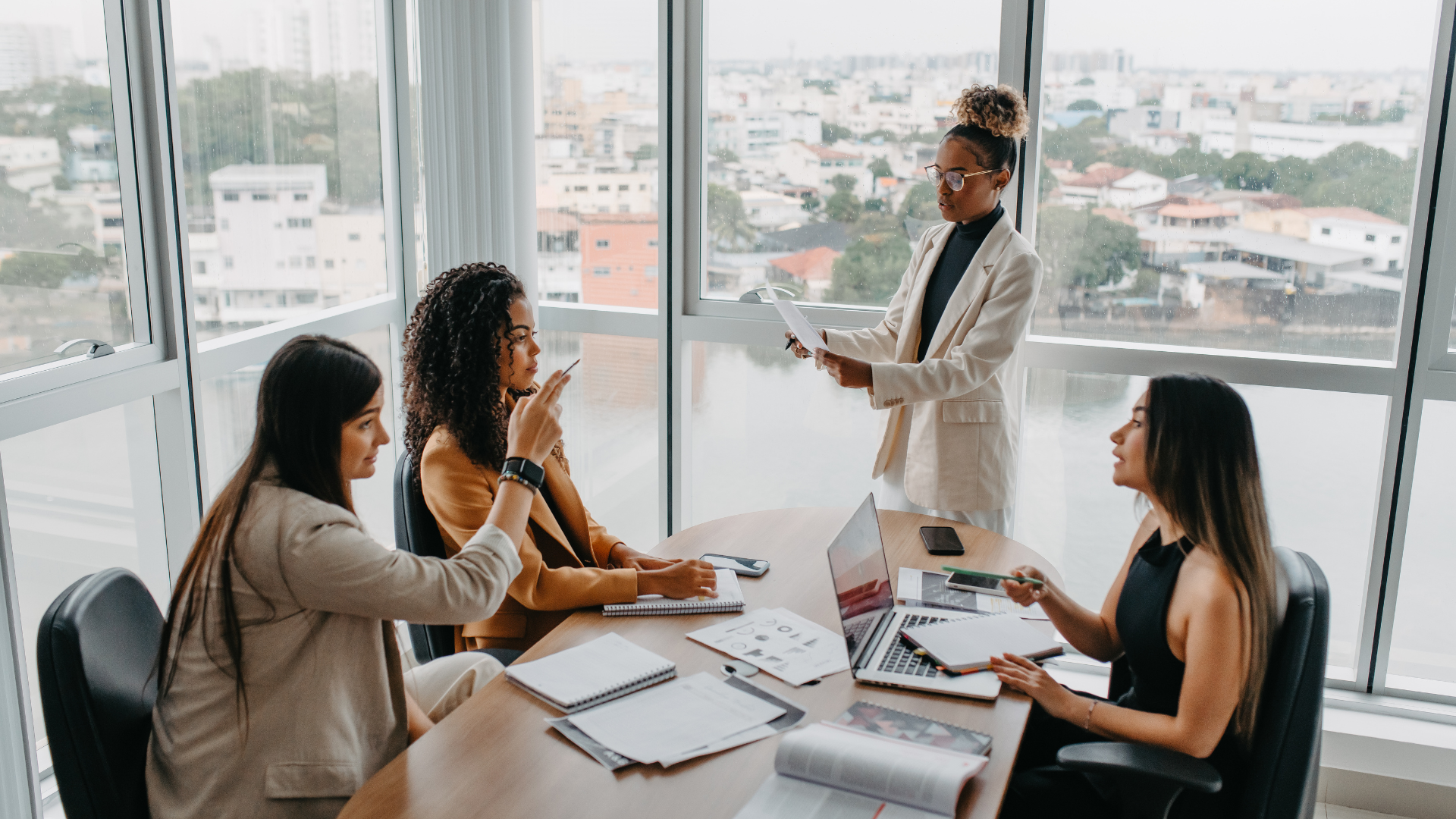 Equipe de mulheres líderes em reunião empresarial, representando a força da liderança feminina nas organizações